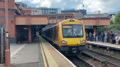 172002 at Birmingham Moor Street. &copy; MemberOfThePublic