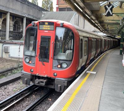 LU21432 at South Kensington (LU). &copy; BigKev