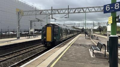 350107 at Milton Keynes Central. &copy; Luivery