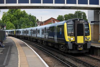 450072 at Staines. &copy; South Coast Trainspotter