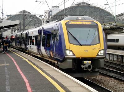 195114 at Manchester Piccadilly. &copy; Gary37401
