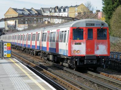 LU5034 at Dollis Hill. &copy; llamafish