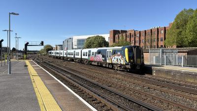 450090 at Eastleigh. &copy; Luivery