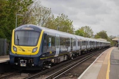 701001 at Earlsfield. &copy; Zain