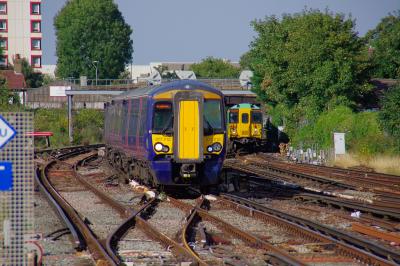 377212 at East Croydon. &copy; Shotts