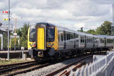 350108 at Worcester Shrub Hill. &copy; Gary37401
