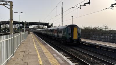 350111 at Cheddington. &copy; Luivery