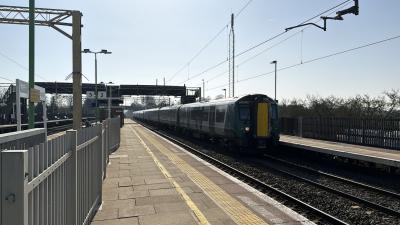 350407 at Cheddington. &copy; Luivery