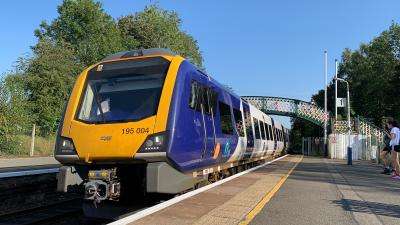 photo of 195004 at Hope (Derbyshire)
