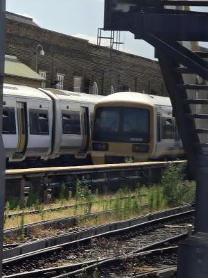 465045 at Slade Green T&RSMD. &copy; MikeMOL