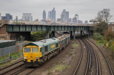 66610 at Culvert Road Bridge. &copy; Zain