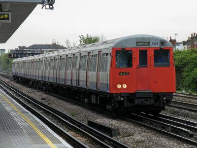 LU5153 at Dollis Hill. &copy; llamafish