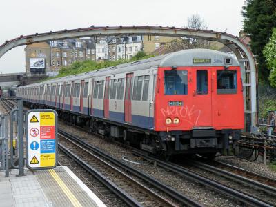 LU5016 at Dollis Hill. &copy; llamafish