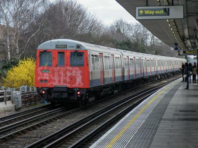 LU5080 at Dollis Hill. &copy; llamafish