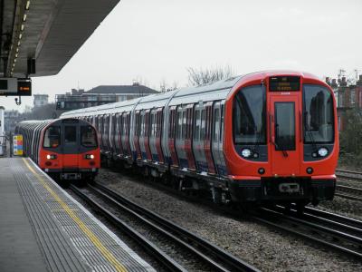 LU96074,LU21018 at Dollis Hill. &copy; llamafish