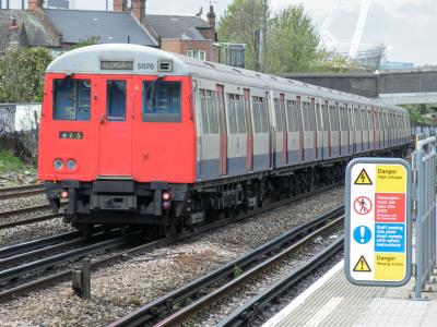 LU5078 at Dollis Hill. &copy; llamafish