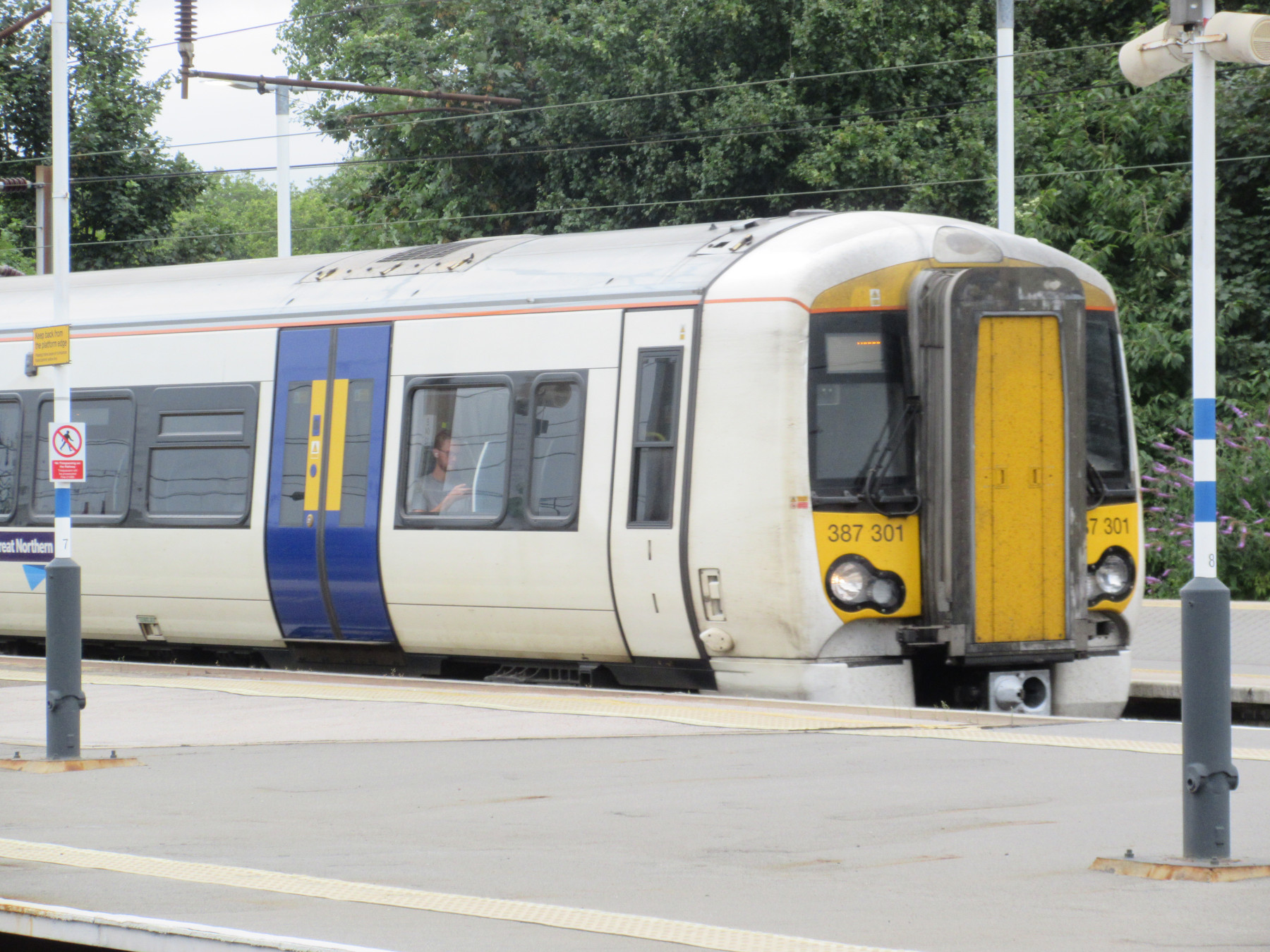 Photo of 387301 at Finsbury Park — trainlogger