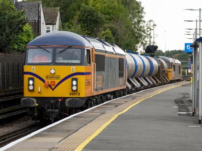 photo of 69010 at Tonbridge