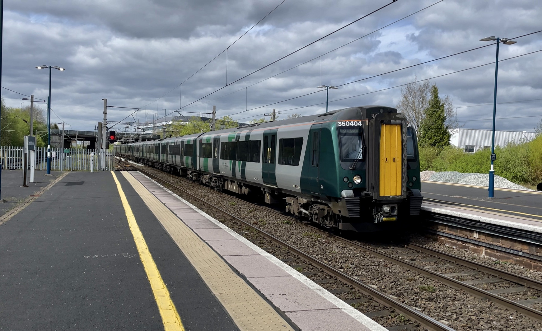 Photo of 350404 at Birmingham International — trainlogger