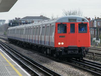 LU5161 at Dollis Hill. &copy; llamafish
