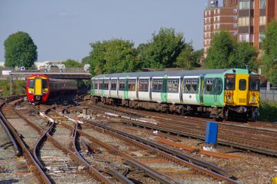 387211,455841 at East Croydon. &copy; Shotts