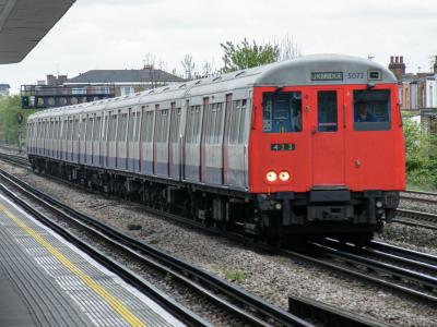LU5072 at Dollis Hill. &copy; llamafish