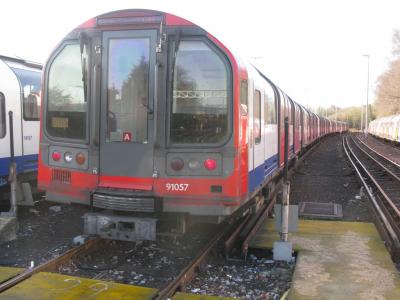 LU91057 at Loughton (LU). &copy; Byron5574