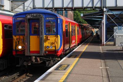5723 at Guildford. &copy; South Coast Trainspotter