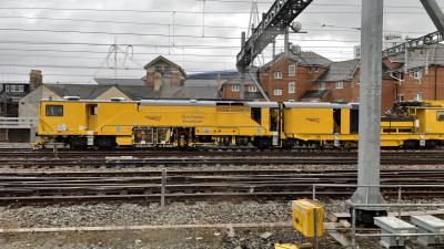 DR80302 at Cardiff Central. &copy; Ben_Broomfield