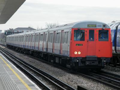 LU5232 at Dollis Hill. &copy; llamafish