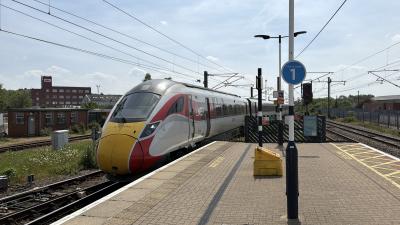 800205 at Newark North Gate. &copy; Luivery