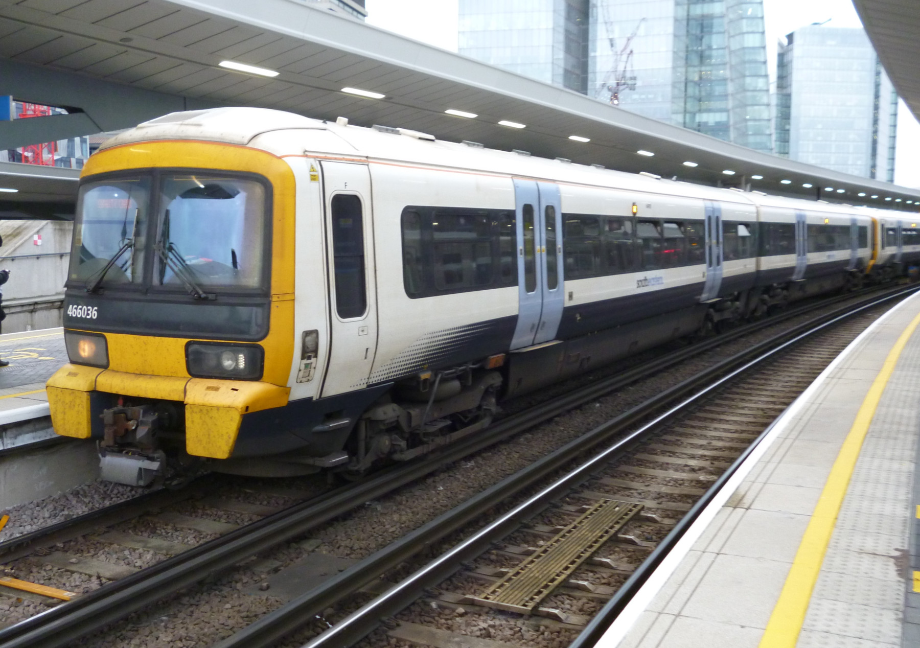 Photo of 466036 at London Bridge — trainlogger