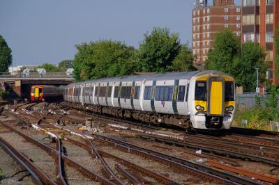 387115 at East Croydon. &copy; Shotts