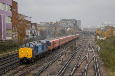 37800,5706,5739 at Wimbledon West Junction. &copy; Zain